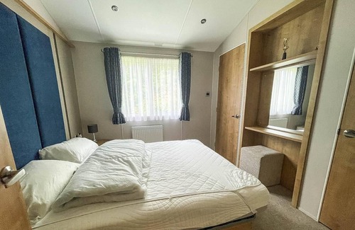 Hopton Cabina | Beautiful lodge with decking at Breydon Water Park in Norfolk ref 10022B