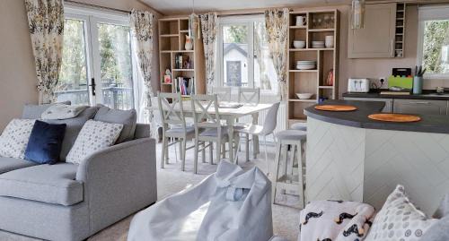 Corton Otro | Beautiful Lodge With Decking At Azure Seas In Suffolk, Sleeps 6 Ref 32217Og