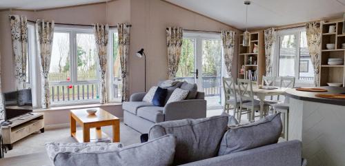 Corton Otro | Beautiful Lodge With Decking At Azure Seas In Suffolk, Sleeps 6 Ref 32217Og