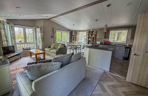 Corton Casa | Beautiful lodge with decking at Azure Seas in Suffolk, sleeps 6 ref 32217OG