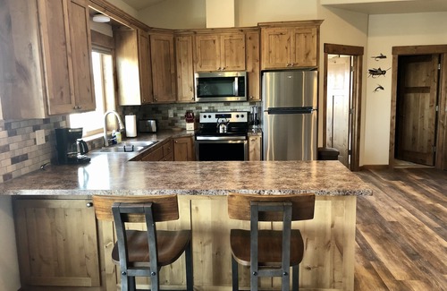 Ashton Apartamento | Beautiful loft apartment overlooking the Henry’s Fork River at the Ora Bridge!