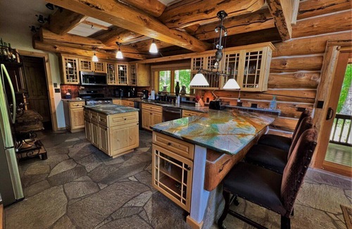 Purgatory Cabina | Beautiful Log Cabin 2 Miles to Purgatory Resort with Hot Tub