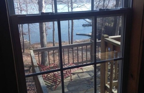 Goreville Casa | Beautiful Log Cabin In Lake of Egypt with a Dock
