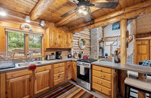 East Wakefield Cabina | Beautiful Log Cabin on Belleau Lake-All 4 Seasons! 2900 sq ft; Beach-3 min walk!