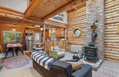 East Wakefield Cabina | Beautiful Log Cabin on Belleau Lake-All 4 Seasons! 2900 sq ft; Beach-3 min walk!