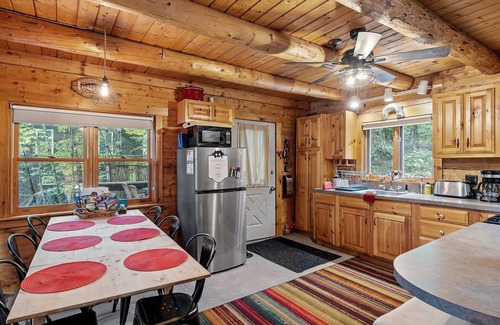 East Wakefield Cabina | Beautiful Log Cabin on Belleau Lake-All 4 Seasons! 2900 sq ft; Beach-3 min walk!