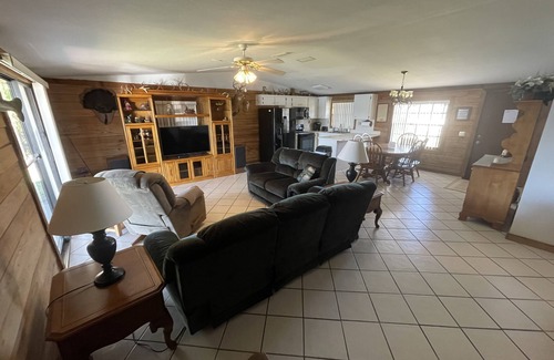 Bartow Casa | Beautiful log cabin on private lake