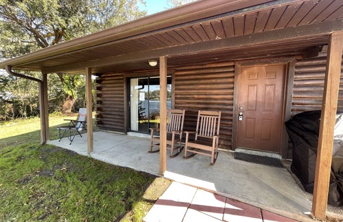Bartow Casa | Beautiful log cabin on private lake