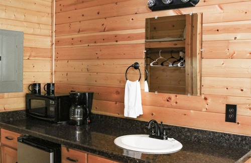 Pipe Creek Cabina | Cabañas de troncos en un entorno rural de 20 acres a pocos minutos de las ciudades