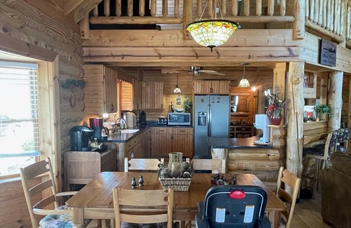 Hollands Landing Casa | Beautiful Log Cabin on Lake Murray