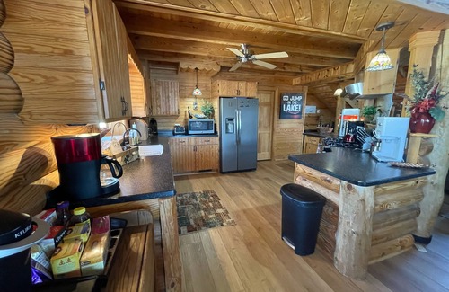 Hollands Landing Casa | Beautiful Log Cabin on Lake Murray
