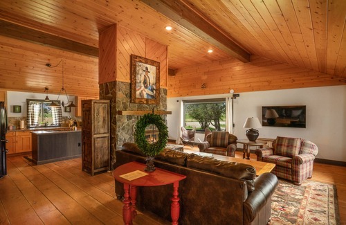Livingston Otro | Beautiful Log Farmhouse in Paradise Valley, Montana