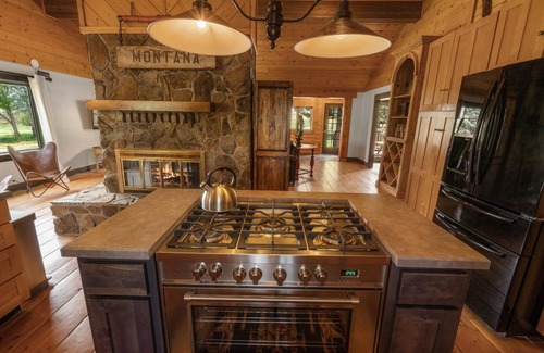 Livingston Otro | Beautiful Log Farmhouse in Paradise Valley, Montana