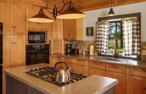 Livingston Otro | Beautiful Log Farmhouse in Paradise Valley, Montana