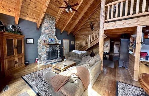 Mammoth Creek Cabina | Beautiful log home-dog friendly, creek & mountain views,close to national parks