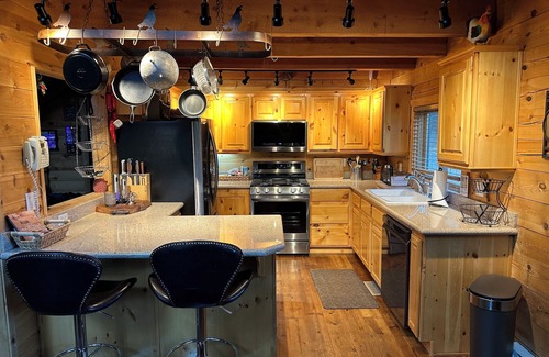 Mammoth Creek Cabina | Beautiful log home-dog friendly, creek & mountain views,close to national parks