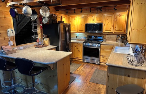 Mammoth Creek Cabina | Beautiful log home-dog friendly, creek & mountain views,close to national parks