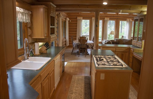 Peshastin Cabina | Hermosa Log Home ubicado en el bosque adyacente a Ingalls Creek.