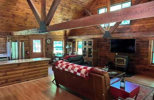 Prattsburgh Cabina | Beautiful Log Home - NY Finger Lakes- Wineries, Hiking, Breweries, Distilleries