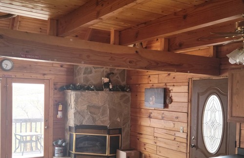 Jackson County Cama Y Desayuno | Beautiful log home with a great view of the badlands national park.