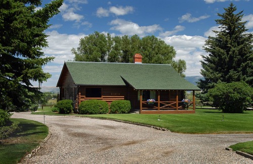 Ennis Cabina | Beautiful Log Home with Mountain Vistas