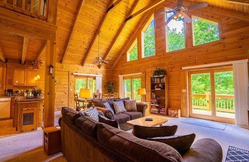 Berkeley Springs Casa | Beautiful Log Chalet/Cabin with Hot Tub