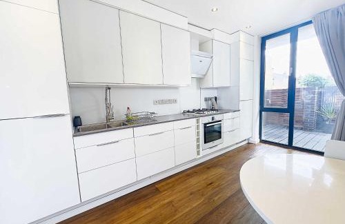 Livesey Casa | Beautiful London Townhouse - 5 mins from Queens Road Station