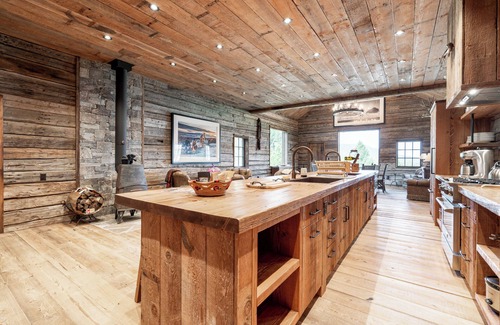 Lima Cabina | Beautiful Luxurious Private Cabin in The Centennial Valley, Spectacular Views