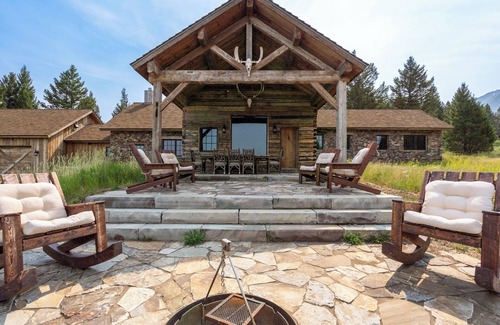 Lima Cabina | Beautiful Luxurious Private Cabin in The Centennial Valley, Spectacular Views