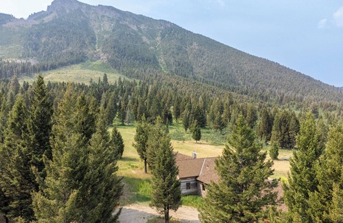 Lima Cabina | Beautiful Luxurious Private Cabin in The Centennial Valley, Spectacular Views