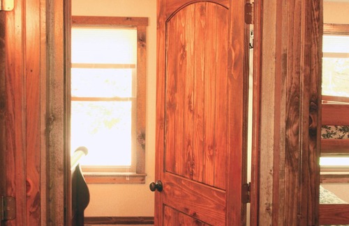 Butler Chalet De Esquí | Hermoso Chalet de lujo, Jacuzzi, Chimenea interior, King Master Suite WIFI gratis