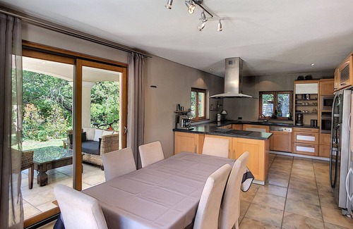 Saint-Paul-en-Foret Villa | Hermosa villa moderna con piscina climatizada, jardín paisajístico y 3 dormitorios