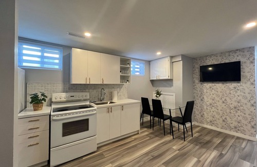 Mississauga Apartamento | Beautiful main level basement apartment.