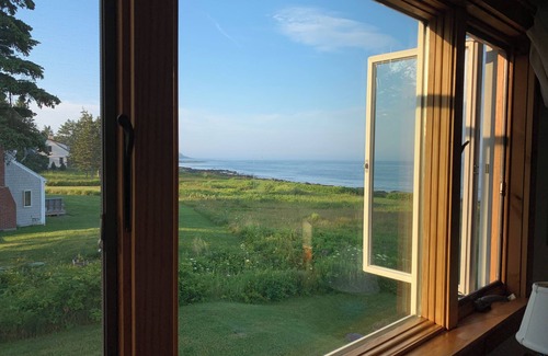 New Harbor Casa | Beautiful Maine coastal home w/ hot tub and gourmet kitchen! Right on the water!