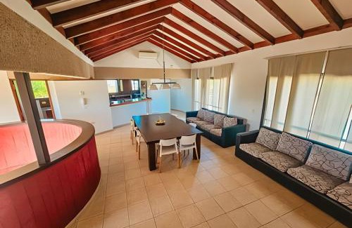 Bajo Lunlunta Casa | Hermosa Mansión c/pileta y jacuzzi -Barrio privado