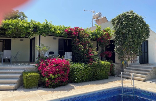 Chlorakas Villa | Hermosa villa madura con amplios jardines y piscina privada con vistas al mar.