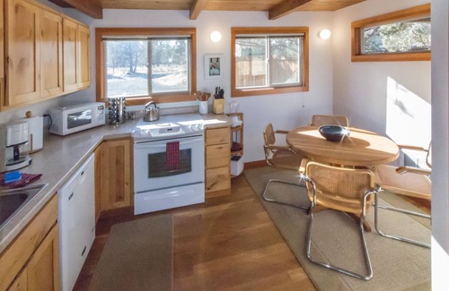 Sisters Cabina | Beautiful Meadow Views | Walk to Town | Sisters OR Vacation Cabin