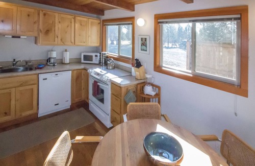 Sisters Cabina | Beautiful Meadow Views | Walk to Town | Sisters OR Vacation Cabin