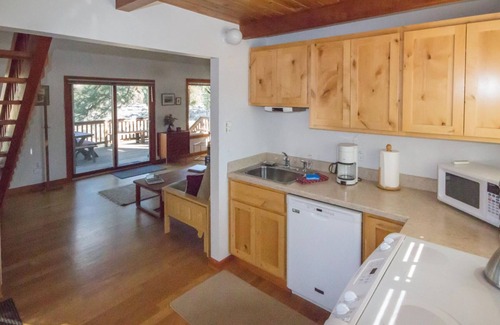 Sisters Cabina | Beautiful Meadow Views | Walk to Town | Sisters OR Vacation Cabin