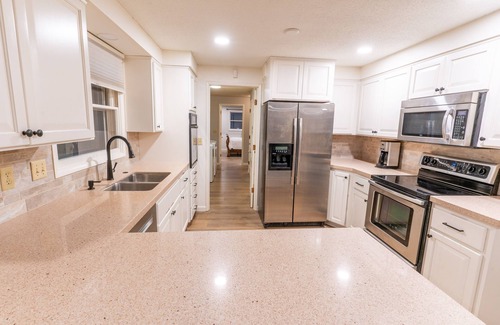 Cal Young Casa | Beautiful Midcentury modern 4 bedroom home