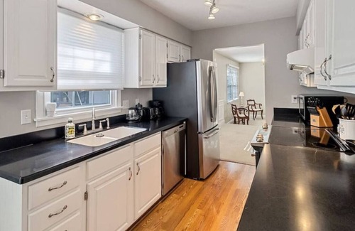 Middletown Casa | Beautiful Middletown Manor: Cozy 4 Bed / 3 Bath