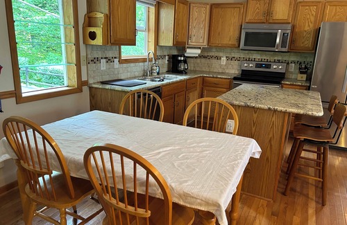 Maggie Valley Cabina | Beautiful Misty Mountain Views from a quaint cottage in Maggie Valley!