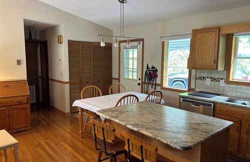 Maggie Valley Cabina | Beautiful Misty Mountain Views from a quaint cottage in Maggie Valley!