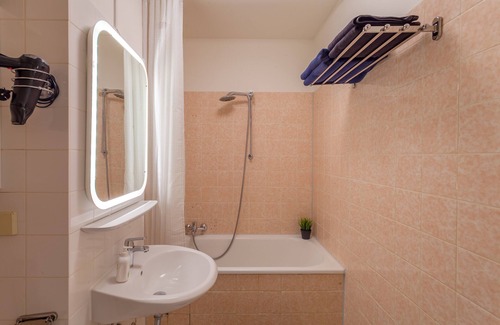 List Condominio | Hermoso y moderno apartamento amueblado de dos habitaciones en la lista de Hannover