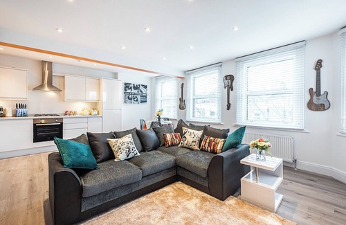 Kilburn Apartamento | Beautiful, Modern 2-bedroom in Unbeatable Location