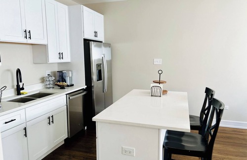 South Shore Condominio | Beautiful, modern 3 bed 2 bath condo near Hyde Park, Obama Center and Lakefront