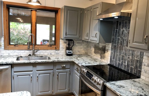 Bushkill Cabina | Hermosa cabaña moderna! Riachuelo; Hermosas vistas, WiFi, 6 televisores, ropa de cama
