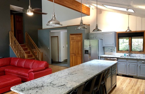 Bushkill Cabina | Hermosa cabaña moderna! Riachuelo; Hermosas vistas, WiFi, 6 televisores, ropa de cama
