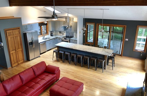 Bushkill Cabina | Hermosa cabaña moderna! Riachuelo; Hermosas vistas, WiFi, 6 televisores, ropa de cama