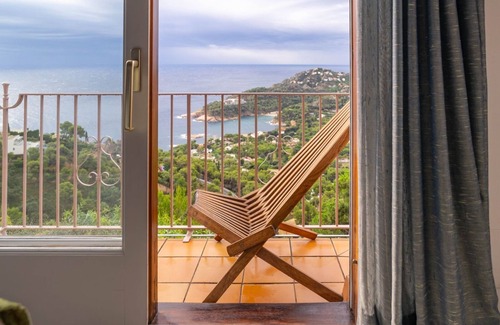 Begur Villa | Hermosa villa moderna en la cima de una colina con piscina infinita de agua salada y vistas impresionantes